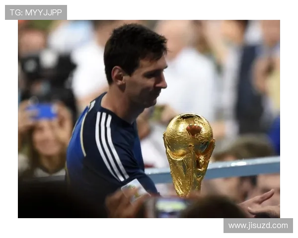 足球明星荣获最佳球员奖项的精彩瞬间与背后的故事 足球明星荣获最佳球员奖项的精彩瞬间与背后的故事